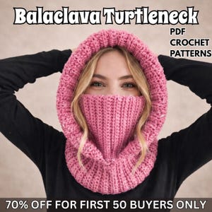Pode incluir: Uma balaclava de crochê rosa com gola alta e textura canelada. A imagem inclui o texto Balaclava Turtleneck, PDF CROCHET PATTERNS e 70% OFF FOR FIRST 50 BUYERS ONLY. A peça cobre a cabeça e o pescoço com um tricô grosso e texturizado.