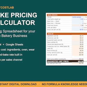 Puede incluir: Una hoja de cálculo digital para calcular precios de pasteles para pastelerías caseras. El gráfico verde oscuro muestra el título CRAFTCOSTLAB CAKE PRICING CALCULATOR, una lista de funciones y una tabla blanca con datos de horneado.