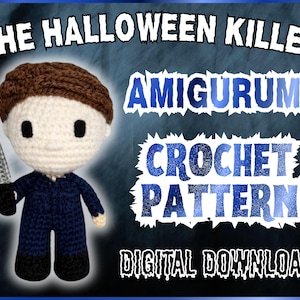 Könnte beinhalten: Eine gehäkelte Amigurumi-Puppe mit braunen Haaren, cremefarbenem Gesicht und dunkelblauem Overall, die ein graues Messer hält. Der Text lautet THE HALLOWEEN KILLER AMIGURUMI CROCHET PATTERN DIGITAL DOWNLOAD. Der Hintergrund ist ein dunkelblauer Farbverlauf.