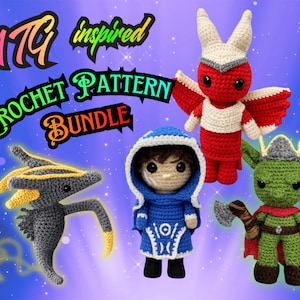 Może przedstawiać: Zestaw wzorów szydełkowych zawierający cztery figurki amigurumi: szaro-żółte stworzenie, niebieską postać w kapturze, czerwoną skrzydlatą postać oraz zielonego goblina z toporem. Na obrazku widoczny jest tekst "MTG inspired CROCHET PATTERN BUNDLE".