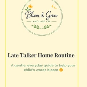 Könnte beinhalten: Ein hellgelbes digitales Download-Dokument mit dem Titel Late Talker Home Routine. Oben befindet sich ein kreisförmiges Logo mit dem Text Bloom & Grow LANGUAGE CO., einer gelben Blume und drei Sternen. Darunter steht der Untertitel A gentle, everyday guide to help your child’s words bloom mit einem kleinen Blumensymbol.