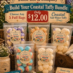 Op de afbeelding: Een display met vijf doorzichtige plastic zakjes gevuld met ronde, veelkleurige zoutwatertaffy. Elk zakje heeft een label met de tekst Junie Bee & Company Coastal Taffy Crunch. Een bord erboven vermeldt Build Your Coastal Taffy Bundle voor $12,00.