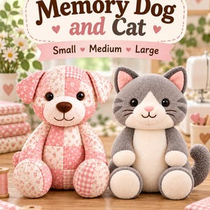 Op de afbeelding: Een pluche hond en kat speelgoedset met een bordje met de tekst Memory Dog and Cat Small Medium Large. De hond is gemaakt van roze en witte stoffen lapjes met bloemen en ruitjes. De kat is grijs en wit met roze binnenoren.
