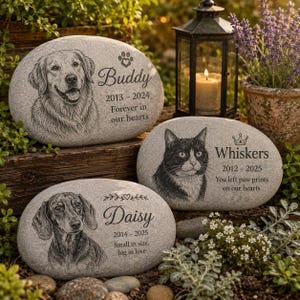 Può includere: Tre pietre commemorative ovali grigie con ritratti e testo incisi. Una pietra mostra un golden retriever di nome Buddy, una un gatto di nome Whiskers e una un bassotto di nome Daisy, ciascuna con anni di nascita, morte e messaggi personalizzati.