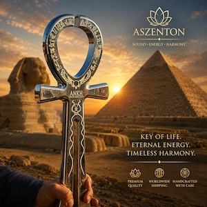 Può includere: Un simbolo ankh in metallo color argento lucido con geroglifici incisi lungo l'anello superiore e il testo ANKH, ASZENTON, SOUND, ENERGY, HARMONY, KEY OF LIFE, ETERNAL ENERGY, TIMELESS HARMONY, PREMIUM QUALITY, WORLDWIDE SHIPPING, HANDCRAFTED WITH CARE.