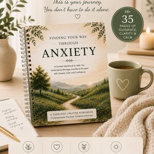 Puede incluir: Un libro de ejercicios con encuadernación en espiral titulado Finding Your Way Through Anxiety con una ilustración de un camino a través de un prado verde. La portada incluye texto sobre orientación, claridad y calma.