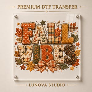 Peut inclure: Un transfert DTF premium de Lunova Studio avec le texte FALL VIBES en lettres matelassées et à motifs. Le design est orné de feuilles d'automne, d'étoiles et d'un nœud écossais dans des tons orange, marron, vert et crème sur un panneau transparent.