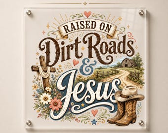 Może przedstawiać: Kwadratowy transfer DTF z napisem Raised on Dirt Roads & Jesus. Wzór zawiera drewniany krzyż z białą tkaniną, polną drogę prowadzącą do stodoły oraz parę brązowych kowbojek otoczonych kolorowymi polnymi kwiatami w różnych odcieniach.