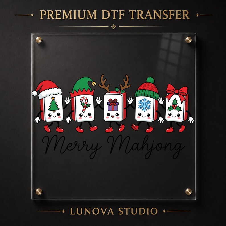 Może przedstawiać: Transfer DTF Premium przedstawiający pięć klock&oacute;w mahjonga w stylu kresk&oacute;wkowym z akcesoriami świątecznymi, takimi jak czapka Mikołaja, czapka elfa, poroże renifera, czapka zimowa i czerwona kokarda. Napis Merry Mahjong oraz Lunova Studio na akrylu.