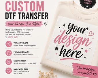 Może przedstawiać: Arkusz transferowy DTF z napisem 'your design here' wykonanym czarną i różową czcionką, ozdobiony gwiazdkami i sercami. Transfer umieszczony jest na kremowej bluzie, w otoczeniu tekstu reklamowego opisującego cechy produktu.