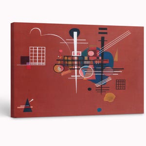 Puede incluir: Un lienzo rectangular con un fondo rojo intenso que presenta una compleja disposición de formas geométricas, incluyendo rejillas blancas, líneas negras, círculos azules y varios cuadrados y triángulos pequeños de colores dispersos.
