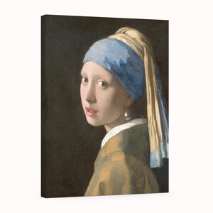 Puede incluir: Un lienzo impreso que muestra el retrato de una persona con un pañuelo azul y un pendiente de perla grande. El sujeto viste una prenda amarilla con cuello blanco, sobre un fondo oscuro, capturando un estilo clásico de pintura al óleo.