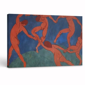 Puede incluir: Un lienzo rectangular que presenta una pintura de cinco figuras de color naranja en una formación de danza circular. Las figuras están representadas sobre un cielo azul profundo y una colina verde. La composición muestra a las figuras tomadas de la mano en movimiento.