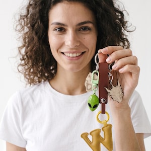 Handgjord nyckelring tillverkad av återvunnet trä | Upcycling, lasergravyr | Fantasy Keyring från Mannheim - WonderWhy Design Agency
