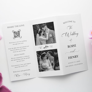 Könnte beinhalten: Ein dreifach gefaltetes Hochzeitsprogramm auf weißem Papier mit schwarzem Text und zwei schwarz-weißen Fotos eines Paares. Der Text enthält "Welcome to The Wedding of Roise and Henry", "Share the Love" sowie einen QR-Code zum Hochladen.