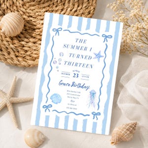 Könnte beinhalten: Eine rechteckige Geburtstagseinladungskarte mit hellblauen vertikalen Streifen und einem weißen Mittelrahmen mit blauen Schleifen. Der Text lautet THE SUMMER I TURNED THIRTEEN, SUNDAY OCTOBER 23 AT 9 AM, Grace Birthday, Blue Harbor Cafe, 245 Coastal Lane, Sunny Bay, CA, RSVP to Olivia at 555-318-7290, mit Illustrationen eines Seesterns, Blasen, einer Muschel und einer Qualle.