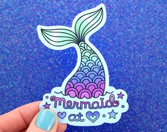 MERMAID AT HEART Vinyl Sticker Sticker • Mermaid Tail Fin, Schattige Laptop Sticker Gift, Auto Sticker, WaterFles Sticker, Zwemmer Strand Zomer