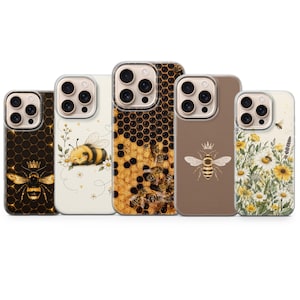 Könnte beinhalten: Fünf Smartphone-Hüllen in einer Reihe, jede mit Bienen-Motiven. Die Designs umfassen eine goldene Biene auf schwarzer Wabe, eine gezeichnete Biene auf weißem Hintergrund, eine realistische Wabe, eine gekrönte Biene auf Braun und ein Feld mit Gänseblümchen.