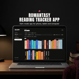 Może przedstawiać: Ekran laptopa wyświetlający aplikację Romantasy Reading Tracker w trybie ciemnym. Interfejs pokazuje cyfrową półkę z kolorowymi grzbietami książek, pasek boczny z menu nawigacyjnym oraz tekst Romantasy Reading Tracker App.