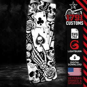Könnte beinhalten: Ein schwarz-weißes digitales Grafikdesign mit einer Skeletthand, die Spielkarten, Totenköpfe, Rosen, Würfel und Ketten hält. Das Design enthält den Text 1791 CUSTOMS, SVG FILE, LIGHTBURN, DIGITAL DOWNLOAD und VETERAN OWNED & OPERATED.