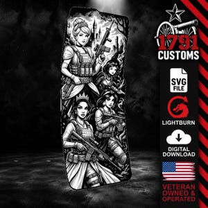 Può includere: Un file grafico digitale in bianco e nero raffigurante quattro figure femminili con equipaggiamento tattico e corone, ognuna con un fucile. Il design include uno sfondo con castello e il testo 1791 CUSTOMS, SVG FILE, LIGHTBURN, DIGITAL DOWNLOAD, VETERAN OWNED & OPERATED.