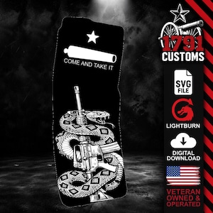 Peut inclure: Un graphique numérique noir présentant une silhouette blanche de canon au-dessus du texte COME AND TAKE IT, avec un serpent à sonnettes enroulé autour d'un fusil. La droite affiche 1791 CUSTOMS, SVG FILE, LIGHTBURN, DIGITAL DOWNLOAD et un drapeau.