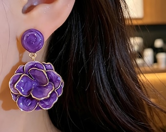 Brincos statement com flor roxa, brincos grandes com pingente floral, joias com rosa e detalhes dourados, um presente marcante para ela.