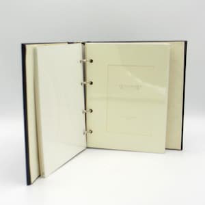 Álbum de fotos pequeño de cuero con marcos pre-enmarcados y estampado gráfico en color azul marino Saffiano.