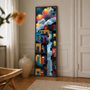 Può includere: Un dipinto rettangolare verticale alto che raffigura un vivace paesaggio urbano con edifici multicolori nelle tonalità del blu, giallo e rosso, su un cielo drammatico e strutturato pieno di nuvole vorticose nei toni dell'arancione, rosa e blu.