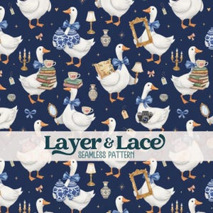 Puede incluir: Un patrón continuo sobre un fondo azul oscuro con gansos blancos que llevan lazos azules. Los gansos interactúan con varios objetos, incluyendo pilas de libros, tazas de té, marcos dorados, cámaras, lámparas y jarrones. El texto Layer & Lace SEAMLESS PATTERN está superpuesto en el centro.