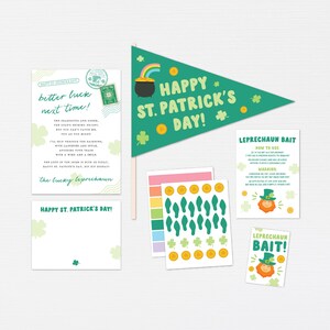 Könnte beinhalten: Ein Set mit St. Patricks Day Party-Druckvorlagen mit einem grün-goldenen Banner mit dem Text "Happy St. Patrick's Day!" und einer druckbaren Karte mit dem Text "Leprechaun Bait!" Das Set enthält auch eine druckbare Karte mit Anweisungen zur Verwendung von Leprechaun Bait.