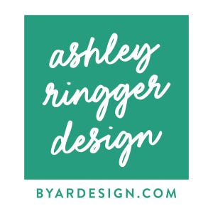 Puede incluir: Un cuadrado verde azulado con texto blanco que dice "ashley ringger design" y "BYARDESIGN.COM" en una fuente m&aacute;s peque&ntilde;a.