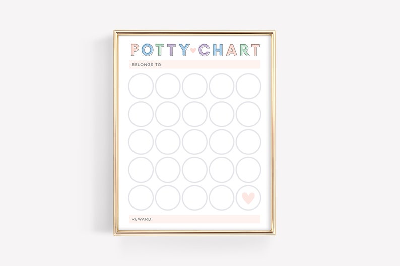 Pu&ograve; includere: Un grafico di allenamento per il vasino con cornice dorata e un cuore rosa in basso. Il grafico ha 25 cerchi per segnare i progressi e il testo "POTTY CHART" in lettere colorate.