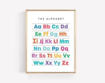 Puede incluir: Un gráfico de alfabeto colorido con las letras A a la Z en colores arcoíris. Las letras están impresas en negrita, en mayúsculas, sobre un fondo blanco con finas líneas negras.
