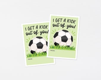 Pode incluir: Dois cartões verdes e brancos com um gráfico de uma bola de futebol e o texto "Adoro te ver!" Os cartões têm um espaço para um nome na parte inferior.