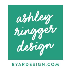 Pu&ograve; includere: Un quadrato verde turchese con testo bianco che recita "ashley ringger design" e "BYARDESIGN.COM" in un carattere pi&ugrave; piccolo.