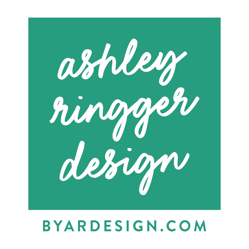 Op de afbeelding: Een turquoise vierkant met witte tekst die "ashley ringger design" en "BYARDESIGN.COM" in een kleiner lettertype leest.