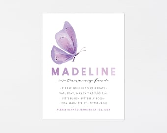 Può includere: Invito di compleanno con una farfalla viola e il testo "MADELINE compie cinque anni". L'invito include la data, l'ora e il luogo della festa. Include anche il testo "PLEASE RSVP TO JENNIFER AT 123.1234".