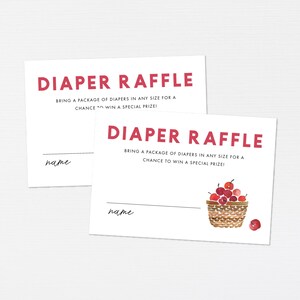 Op de afbeelding: Twee witte kaarten met rode tekst die "Diaper Raffle" zegt. De kaarten hebben een regel voor een naam en instructies om een ​​pakket luiers mee te nemen voor een kans om een ​​speciale prijs te winnen. Een kaart heeft een aquarel-illustratie van een mand met rode kersen.