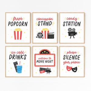 K&ouml;nnte beinhalten: Sechs druckbare Schilder f&uuml;r eine Filmabend-Party. Die Schilder sind in einem rot-wei&szlig;en Farbschema mit schwarzem Text und Illustrationen gehalten. Die Schilder lauten: "frischer Popcorn", "Kiosk", "S&uuml;&szlig;igkeitenstation", "eiskalte Getr&auml;nke", "Willkommen zum Filmabend" und "Bitte schalten Sie Ihr Telefon stumm".