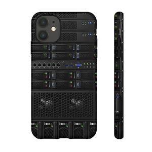 Può includere: Una custodia per smartphone nera con una stampa grafica ad alta risoluzione di un rack di server per data center. Il design mostra diverse unità server impilate, porte di rete, ventole di raffreddamento e piccole spie luminose verdi e blu.
