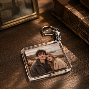 Sleutelhanger van acryl met gepersonaliseerde foto, sleutelhanger voor stellen, gepersonaliseerd portretcadeau als aandenken aan een jubileum.