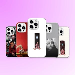 Peut inclure: Cinq coques de smartphone présentant des illustrations d'albums de Mac Miller. La première montre un fond floral, la deuxième une pièce rouge, la troisième une personne en costume rose, la quatrième un portrait noir et blanc, et la cinquième une petite silhouette en costume rose.