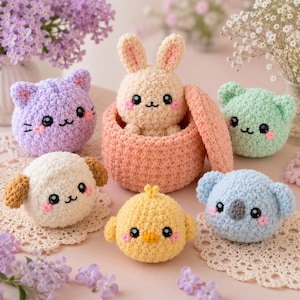 Peut inclure: Un ensemble de six peluches crochetées comprenant un chat lavande, un lapin crème dans un panier pêche, un ours vert menthe, un chiot blanc aux oreilles brunes, un poussin jaune et un koala bleu clair, tous avec des yeux noirs et des joues roses.