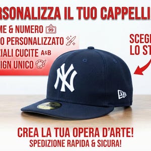 Könnte beinhalten: Eine marineblaue Baseballkappe mit einem weißen, gestickten NY-Logo auf der Vorderseite und einem kleinen weißen Logo an der Seite. Der Text auf dem Bild lautet: PERSONALIZZA IL TUO CAPPELLINO! NOME & NUMERO, LOGO PERSONALIZZATO, INIZIALI CUCITE, DESIGN UNICO, SCEGLI TU LO STILE!, CREA LA TUA OPERA D'ARTE!, SPEDIZIONE RAPIDA & SICURA!