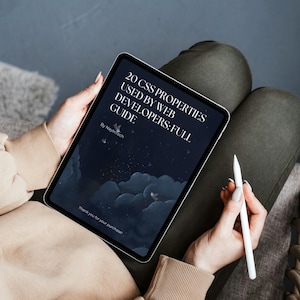 K&ouml;nnte beinhalten: Ein Tablet, das einen digitalen Leitfaden mit dem Titel 20 CSS PROPERTIES USED BY WEB DEVELOPERS: FULL GUIDE von NayInTech anzeigt. Der Bildschirm zeigt einen dunkelblauen Hintergrund mit illustrierten Wolken und Sternen sowie den Text Thank you for your purchase.