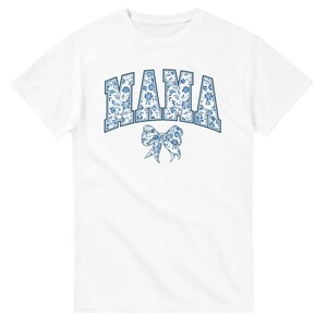 Camiseta Mamá - Letras de Bloque en Azul y Blanco - Regalo Perfecto para Mamás