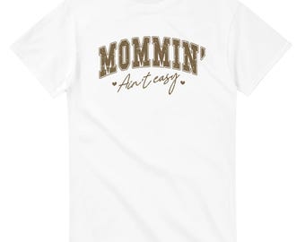 Mommin' Ain't Easy T-Shirt - Lustiges Baumwoll T-Shirt für Mütter | Geschenk für Mütter