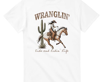Wranglin’ Kids & Rdin’ Life T-Shirt - Cowgirl auf Pferd - Handgemachtes T-Shirt für Mütter