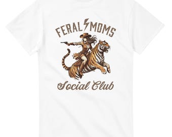 Feral Moms Social Club T-Shirt - Mutiges Design einer Frau, die einen Tiger reitet - T-Shirt aus 100% Baumwolle